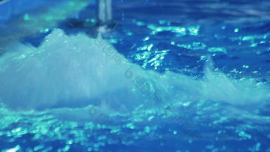 水溅极可意水流按摩浴缸波及水蓝色的游泳池